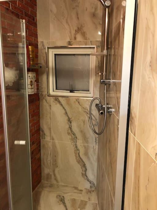 Cheerful 4 Bedroom House With Garden Free Parking 런던 외부 사진