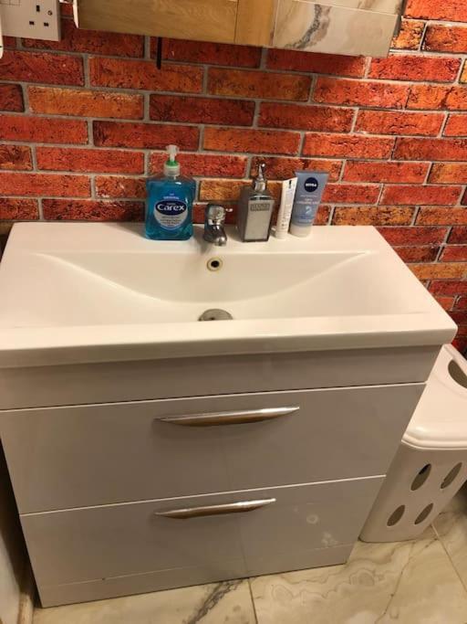 Cheerful 4 Bedroom House With Garden Free Parking 런던 외부 사진