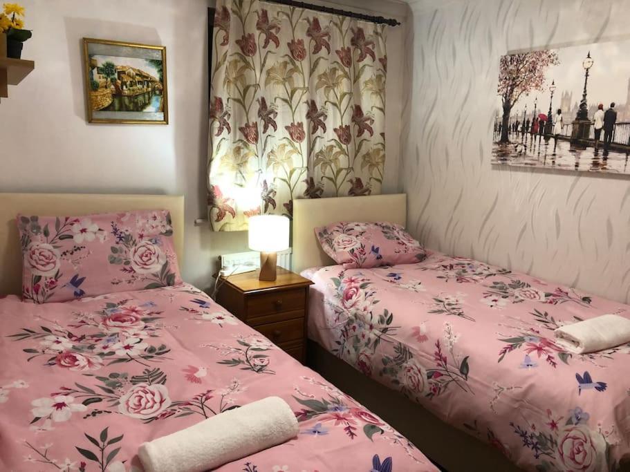 Cheerful 4 Bedroom House With Garden Free Parking 런던 외부 사진