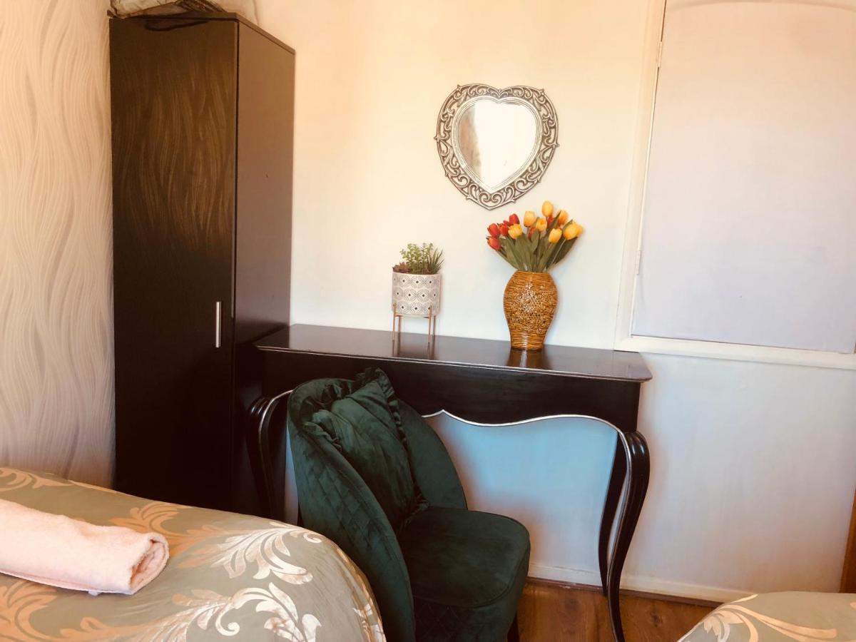 Cheerful 4 Bedroom House With Garden Free Parking 런던 외부 사진