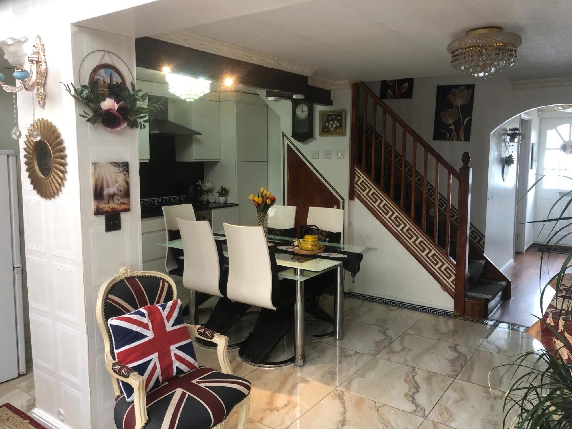 Cheerful 4 Bedroom House With Garden Free Parking 런던 외부 사진